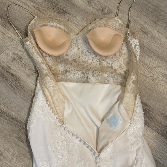 Blue By Enzoani Mermaid Style Ivory Wedding Dress - NEW Size 4 - Retails $4800 - Picture 15 of 16